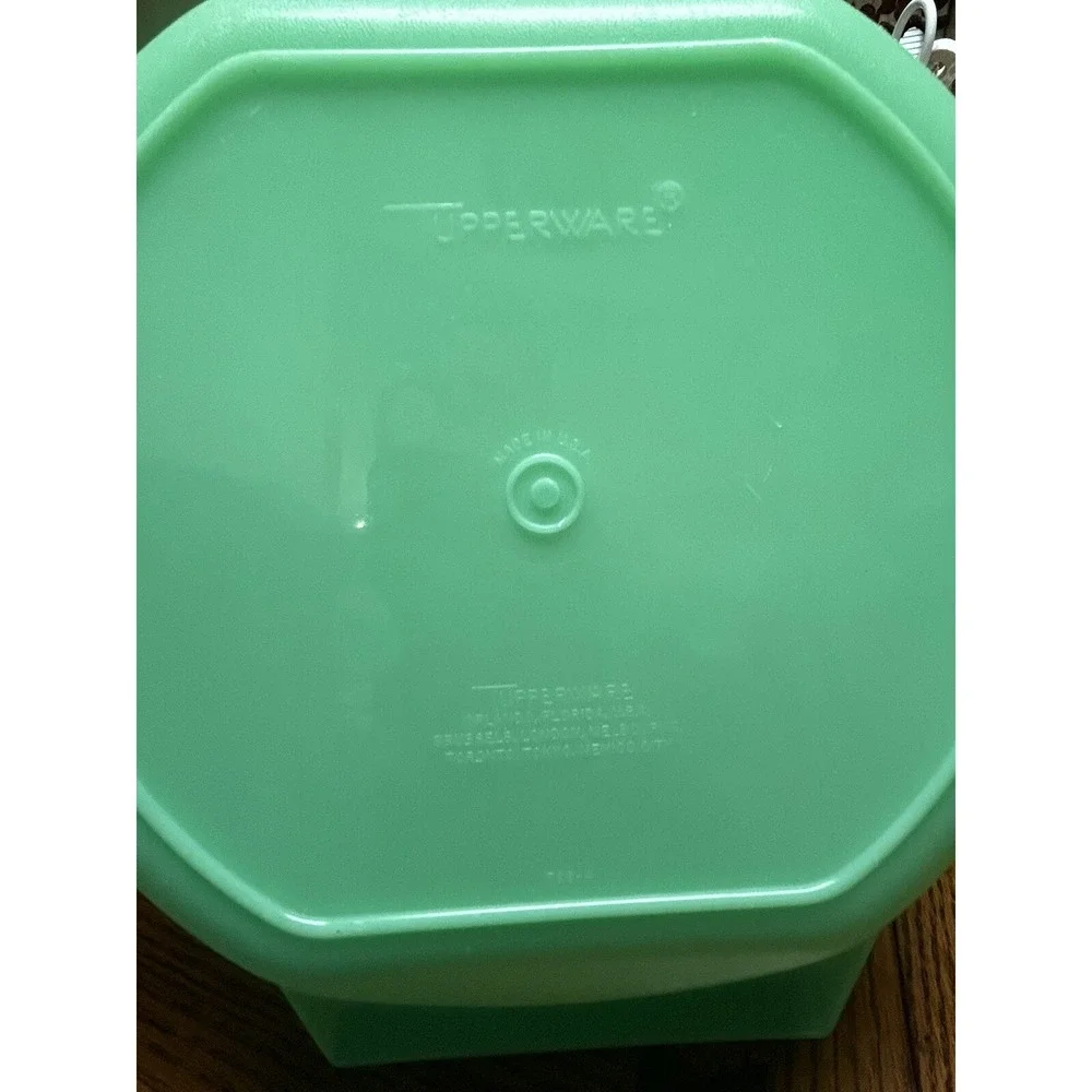 2 Vintage Tupperware‎ Round Casserole Dishes